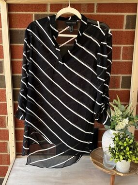 Frank Lyman Black White Stripe‎ Sheer Asymmetric Split V Neck
Tunic Top Sz 6 Med